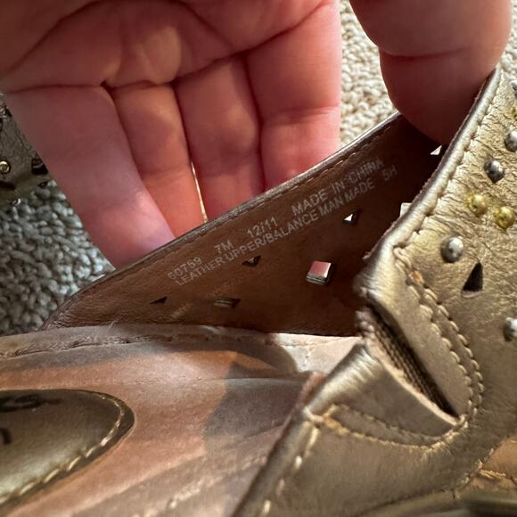 Clarks Artisan Gold Embellished Thong Sandals w/ Short Heel Size 7 Leather - Picture 10 of 12